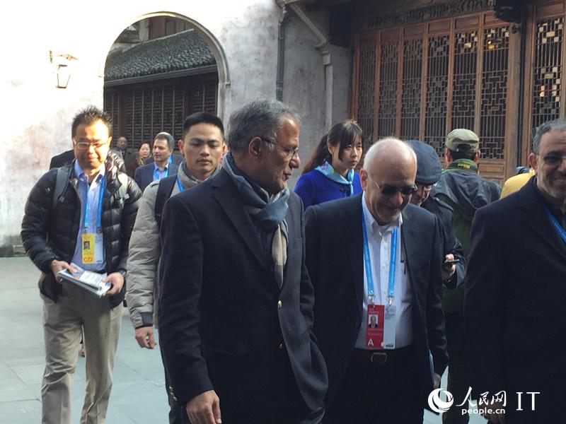 中外嘉宾陆续抵达大会会场。（摄影：邓志慧）