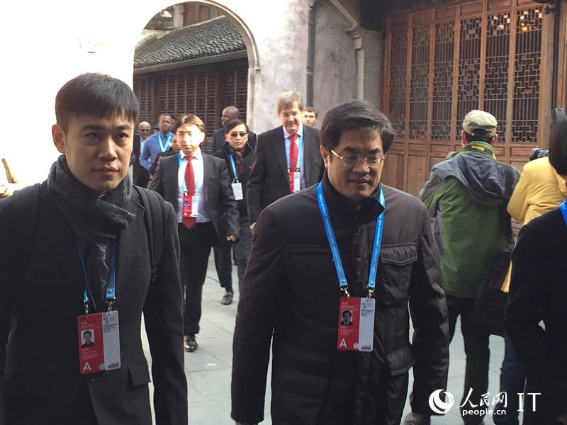 中外嘉宾陆续抵达大会会场。（摄影：邓志慧）