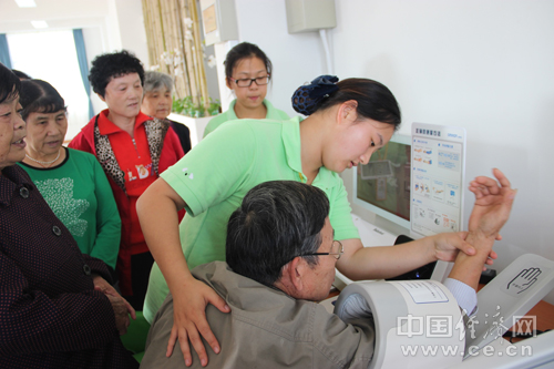 老人在居家养老服务照料中心可以免费测量并记录血压