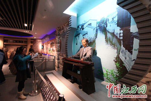 展馆内的蜡像引起编辑记者们的兴趣