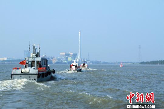 珠江水域首次举行打击江盗水匪演习