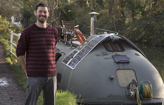 英国老爸西蒙·怀特花费1.6万英镑改造一辆救生艇，将其变为温馨小家。（网页截图）