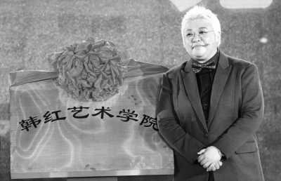 韩红脱下军装变身娱乐公司老板-千龙网·中国