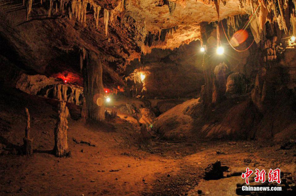 云南现罕见石花群 村民装防盗门保护