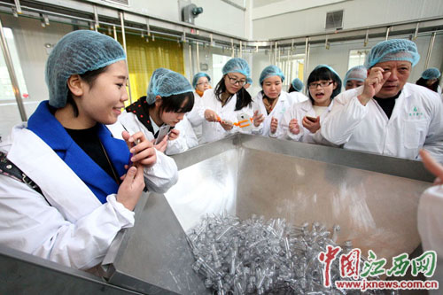 网媒记者对空瓶子有了新的想法