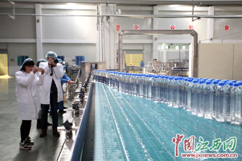 网媒采风团参观英才食品科技公司