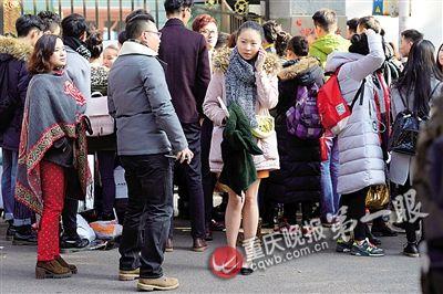 虽然天气寒冷,女生们为了形象,露腿上考场。