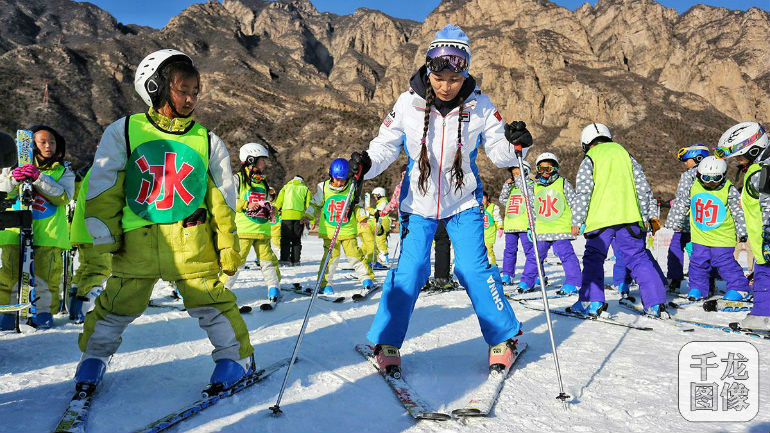 12月17日，延庆第30届冰雪欢乐节在石京龙滑雪场拉开大幕。图为图为申冬奥形象大使李妮娜向学生们讲解滑雪基本动作。千龙网记者 陈康摄