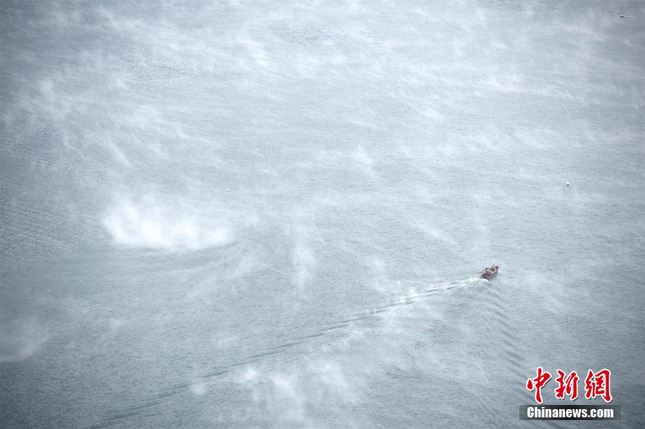 三峡水库雾气朦胧 云蒸霞蔚如仙境