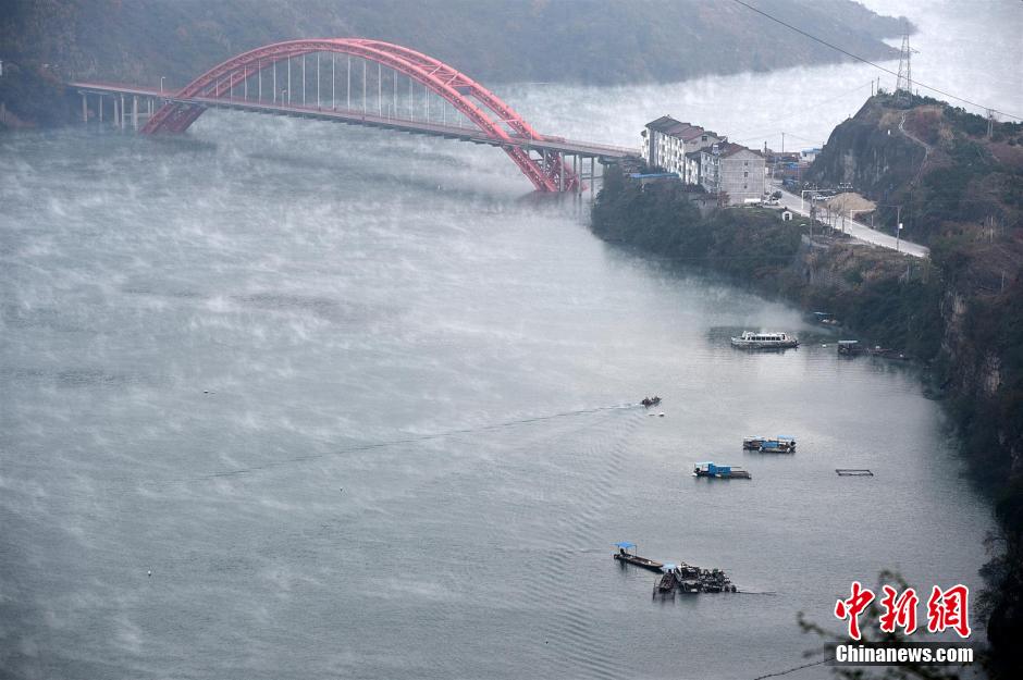 三峡水库雾气朦胧 云蒸霞蔚如仙境