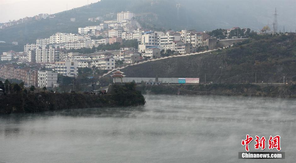 三峡水库雾气朦胧 云蒸霞蔚如仙境