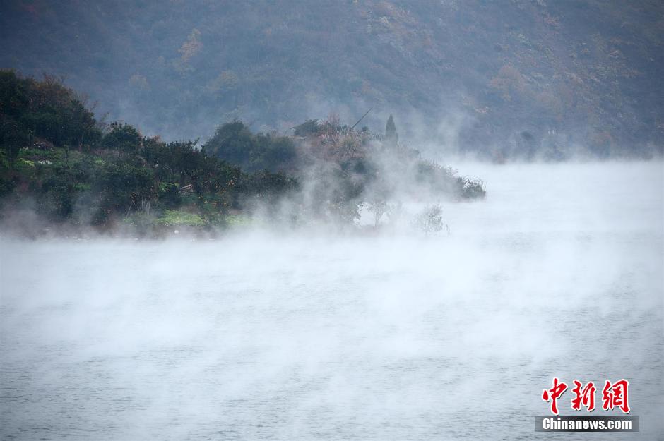 三峡水库雾气朦胧 云蒸霞蔚如仙境