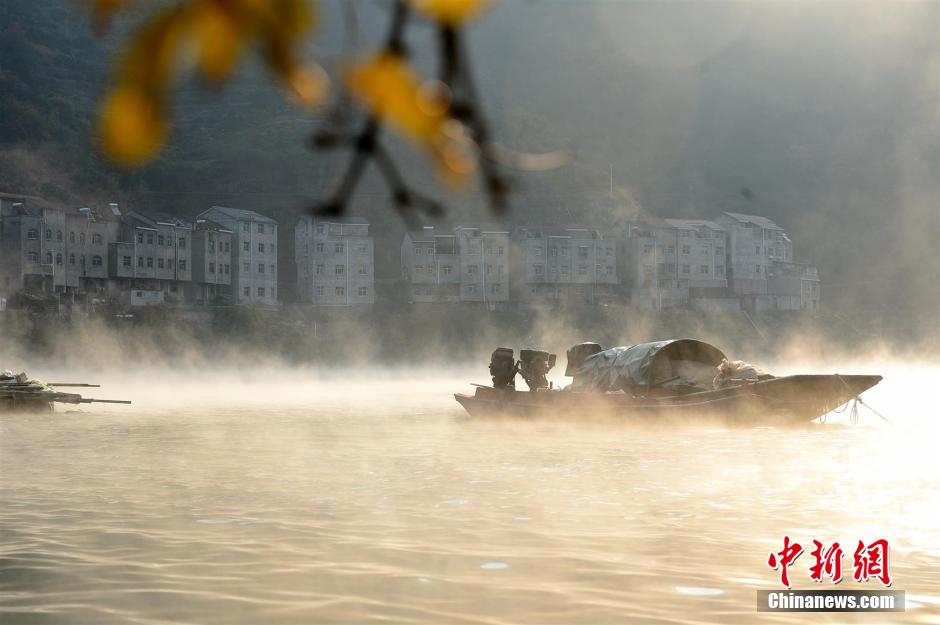 三峡水库雾气朦胧 云蒸霞蔚如仙境