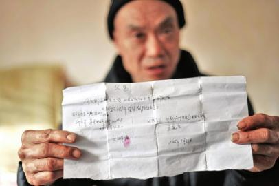 六旬清扫工步行3小时讨要拖欠一年工资