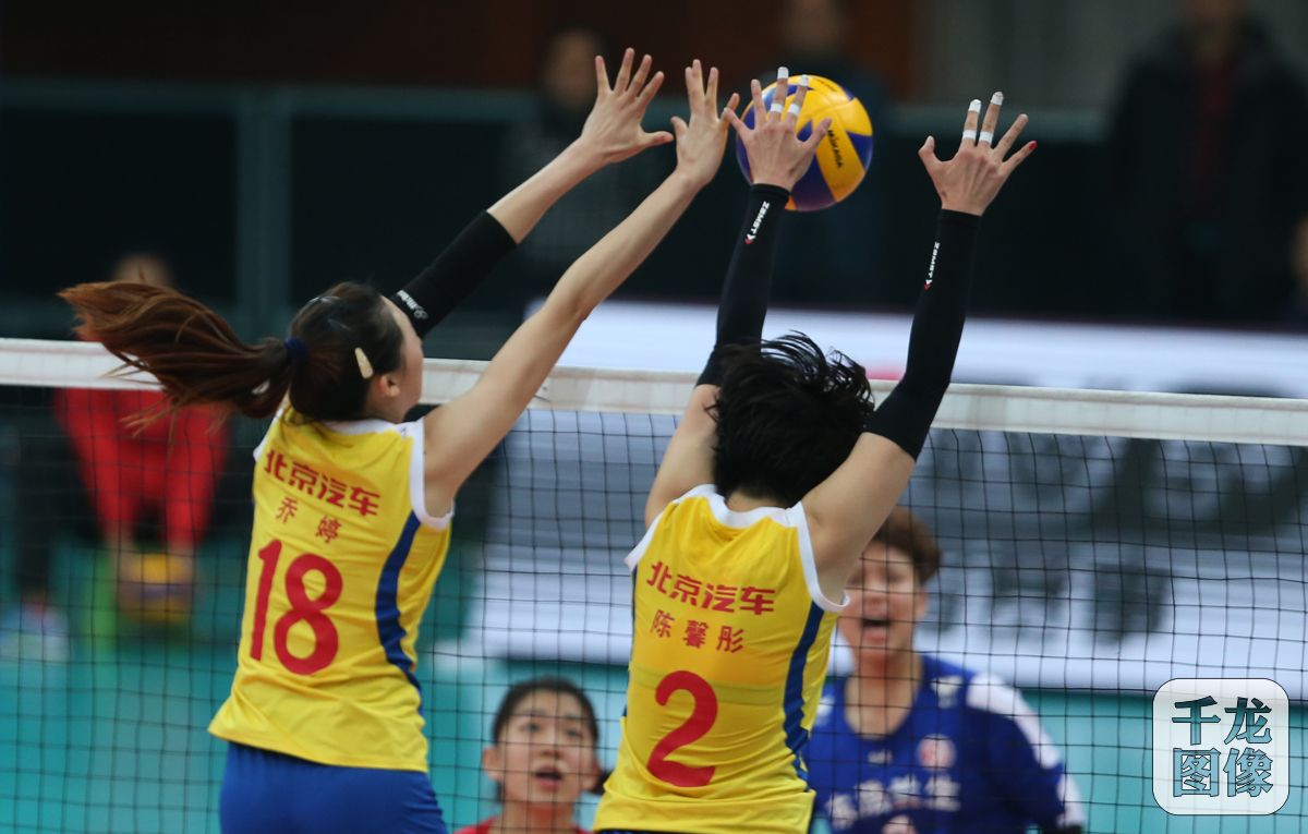12月19日，女排联赛北汽女排主场3-0上海。图为双方比赛精彩瞬间。千龙网记者 戚连民摄