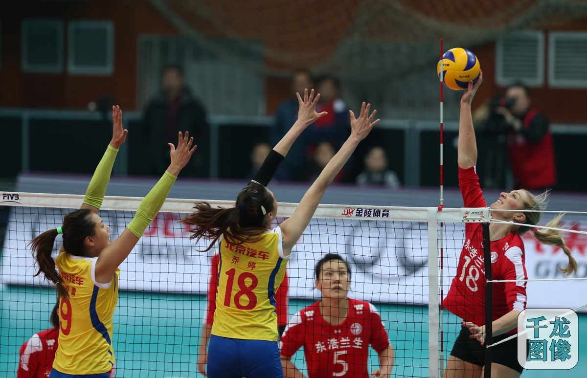 12月19日，女排联赛北汽女排主场3-0上海。图为双方比赛精彩瞬间。千龙网记者 戚连民摄