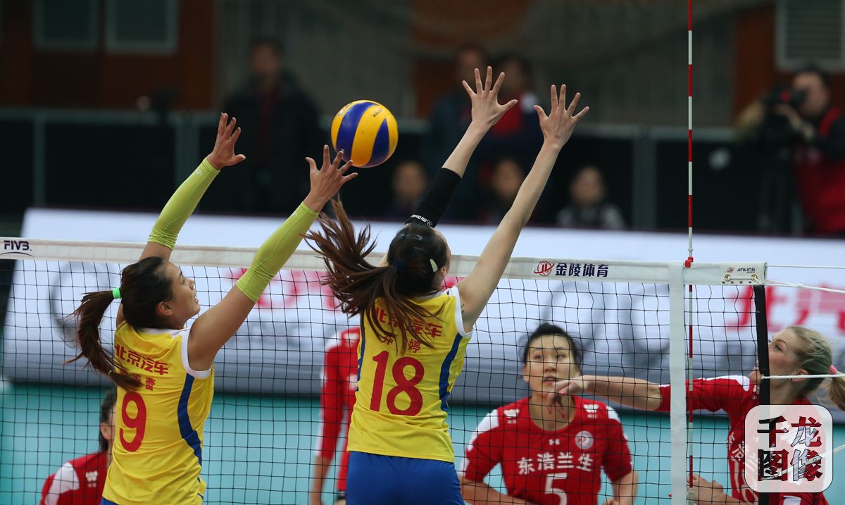 12月19日，女排联赛北汽女排主场3-0上海。图为双方比赛精彩瞬间。千龙网记者 戚连民摄