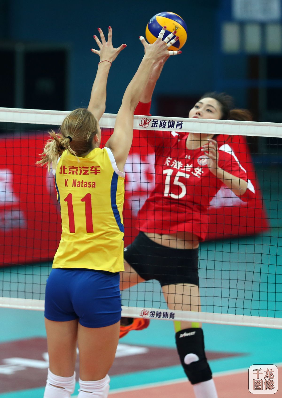 12月19日，女排联赛北汽女排主场3-0上海。图为双方比赛精彩瞬间。千龙网记者 戚连民摄