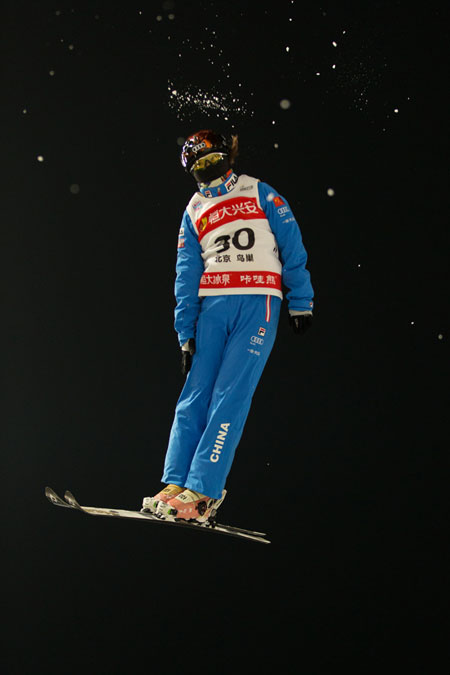 12月19日，自由式滑雪空中技巧世界杯在”鸟巢“上演。