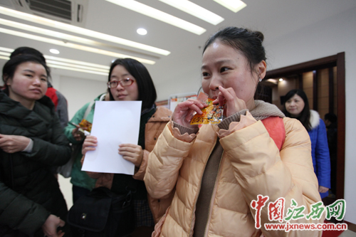 网媒记者们对煌上煌产品竖起大拇指
