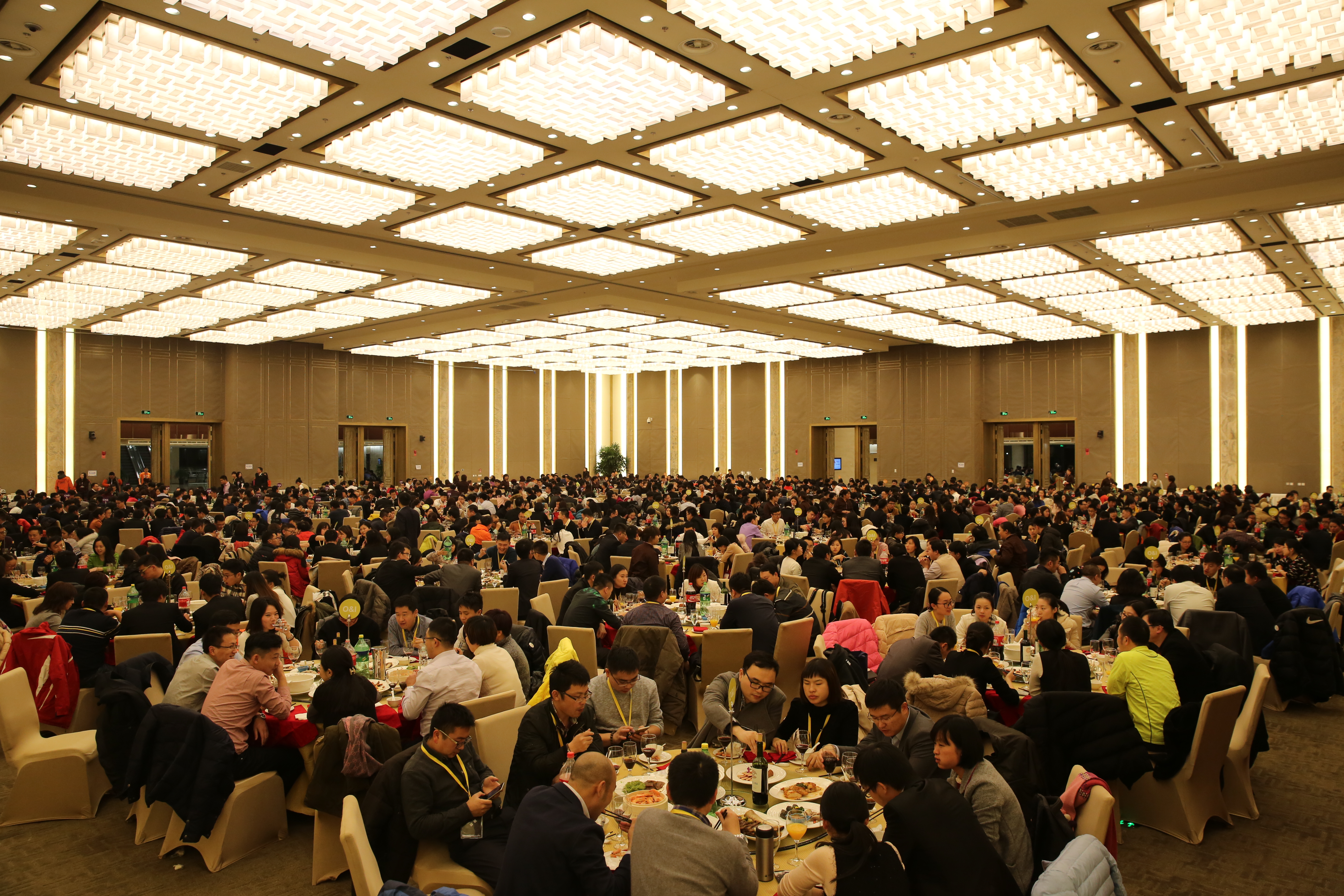 多个用餐地点同时开餐满足大规模用餐高峰需求