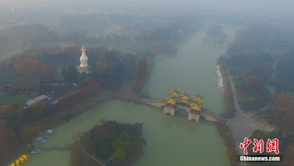 大雾笼罩扬州瘦西湖 美景似画如仙境