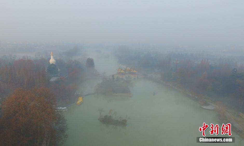 大雾笼罩扬州瘦西湖 美景似画如仙境