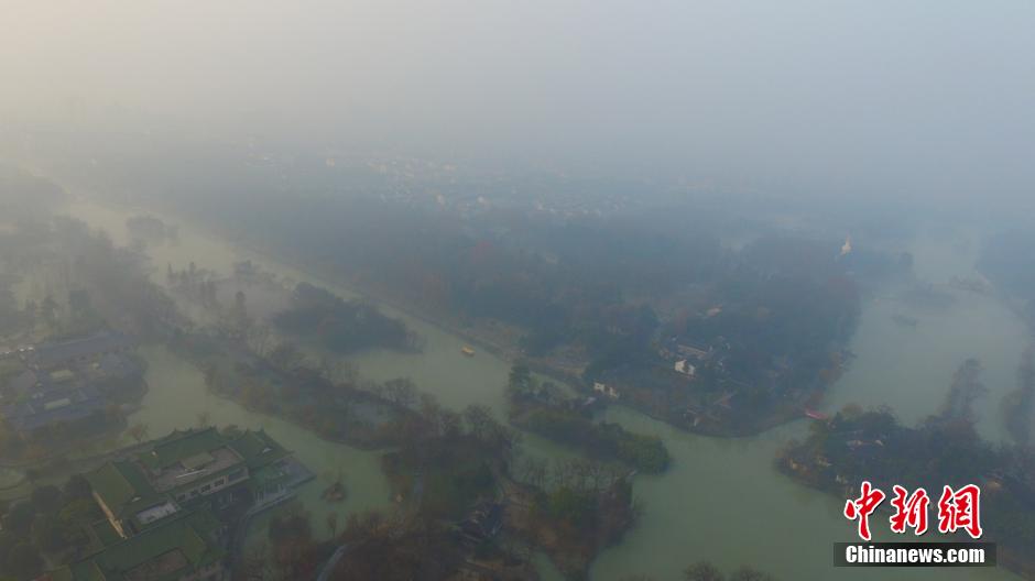 大雾笼罩扬州瘦西湖 美景似画如仙境