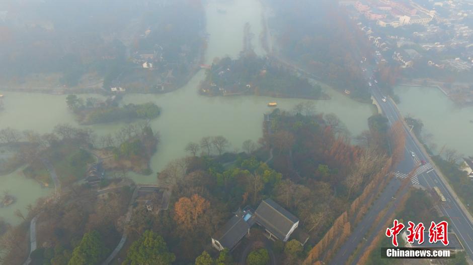 大雾笼罩扬州瘦西湖 美景似画如仙境