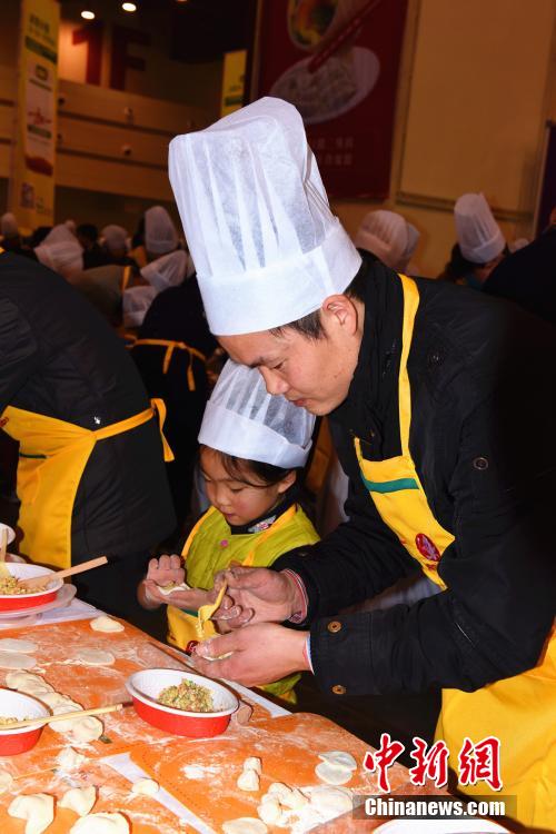 郑州六千人同时包饺子 破吉尼斯纪录