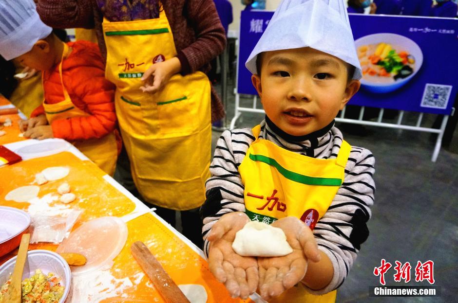 郑州六千人同时包饺子 破吉尼斯纪录