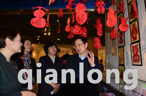 西城教委主任丁大伟(右)参观非遗展区