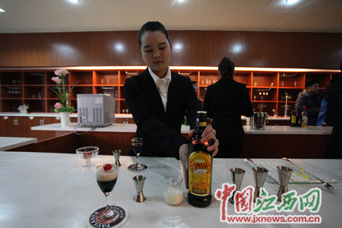 同学们展示了多款鸡尾酒的调制