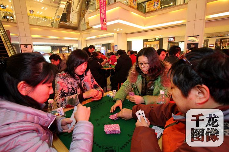 12月22日，2015北京市民姚记扑克大赛在红星美凯龙东四环商场举行，图为比赛现场。