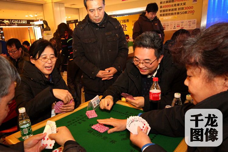 12月22日，2015北京市民姚记扑克大赛在红星美凯龙东四环商场举行，图为比赛现场。
