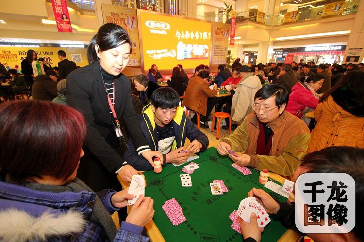 12月22日，2015北京市民姚记扑克大赛在红星美凯龙东四环商场举行，图为比赛现场。