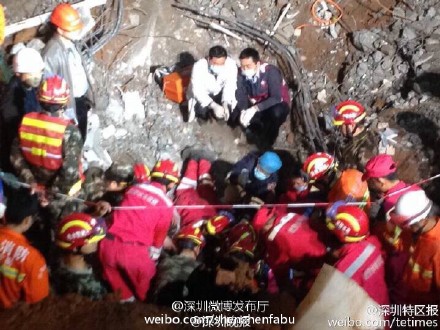 深圳事故现场成功救出首名幸存者