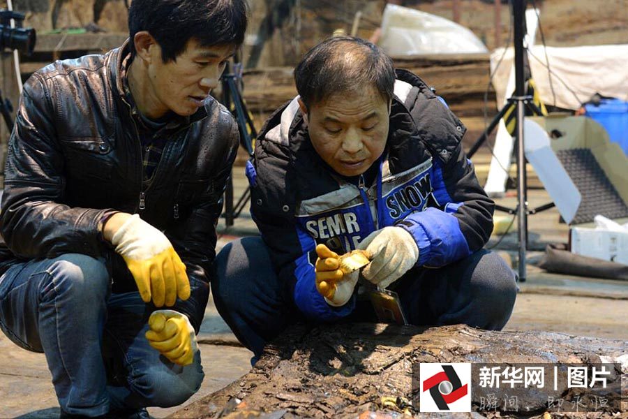 12月20日，考古人员们开启了南昌西汉大墓主棺的第一层棺板，在其中发现了马蹄金和玉器。