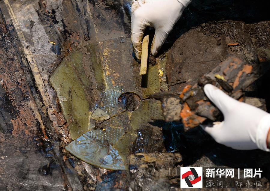 （城乡热点）（3）海昏侯墓主棺外棺盖揭开　发现大量黄金和玉器
