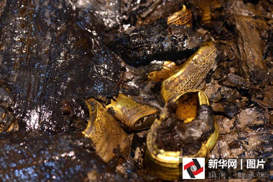 12月20日，考古人员们开启了南昌西汉大墓主棺的第一层棺板，在其中发现了马蹄金和玉器。