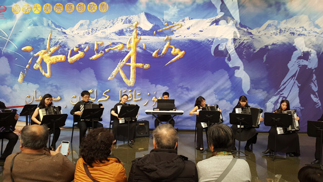 《冰山上的来客》演出现场。-千龙网实习记者-梁祎摄