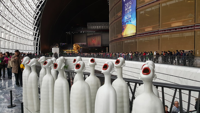 12月22日，国家大剧院一年一度的&ldquo;公众开放日艺术节&rdquo;活动在京举办。图为大剧院北玻璃幕墙边的雕塑。-千龙网实习记者-梁祎摄