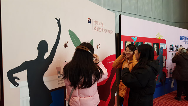 观众体验数字音乐。-千龙网实习记者-梁祎摄