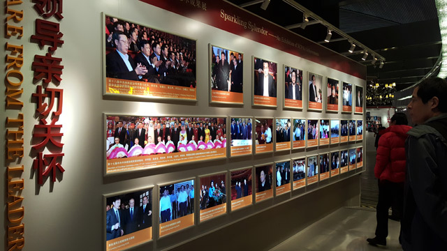 观众参观国家大剧院艺术成果展。-千龙网实习记者-梁祎摄