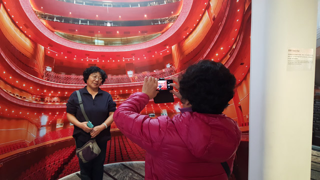 观众在虚拟展厅拍照留念-千龙网实习记者-梁祎摄