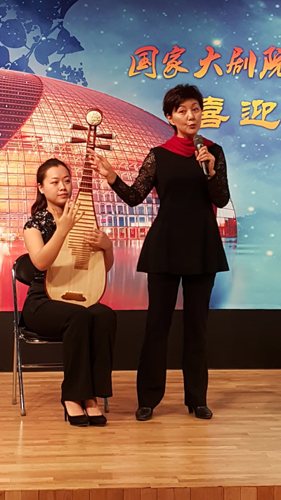 章红艳讲述琵琶的来历和演奏技巧。-千龙网实习记者-梁祎摄