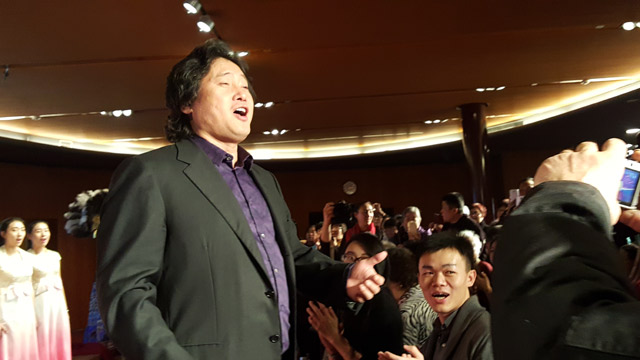 著名男高音歌唱家戴玉强在&ldquo;走进歌剧&mdash;&mdash;台前幕后擂台赛&rdquo;上一展歌喉-千龙网实习记者-梁祎摄