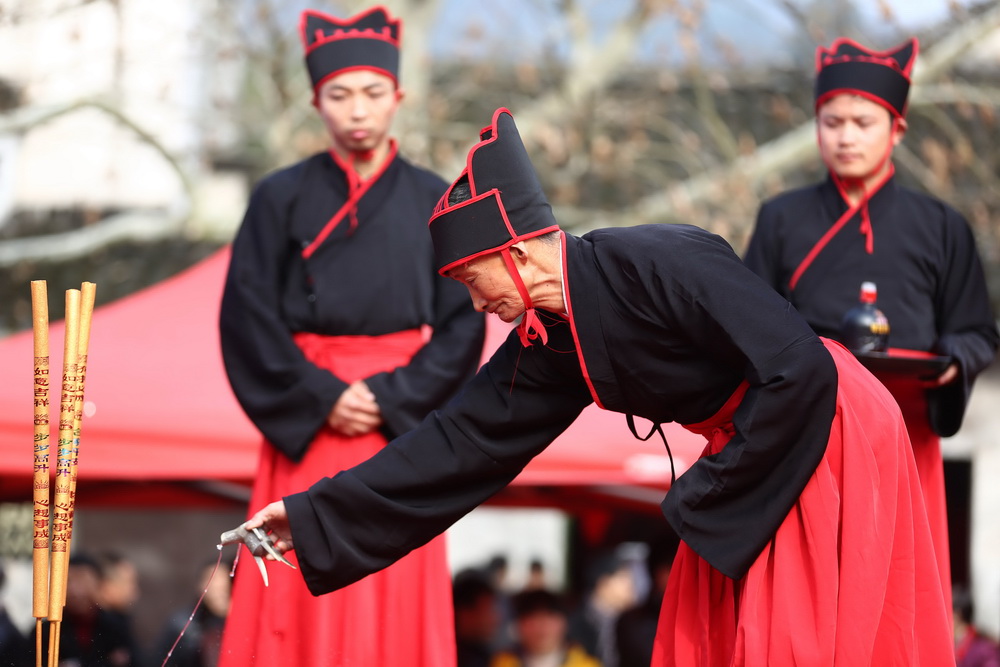 安徽黄山：冬至祭祖 祭祀人员着汉服祭黄帝