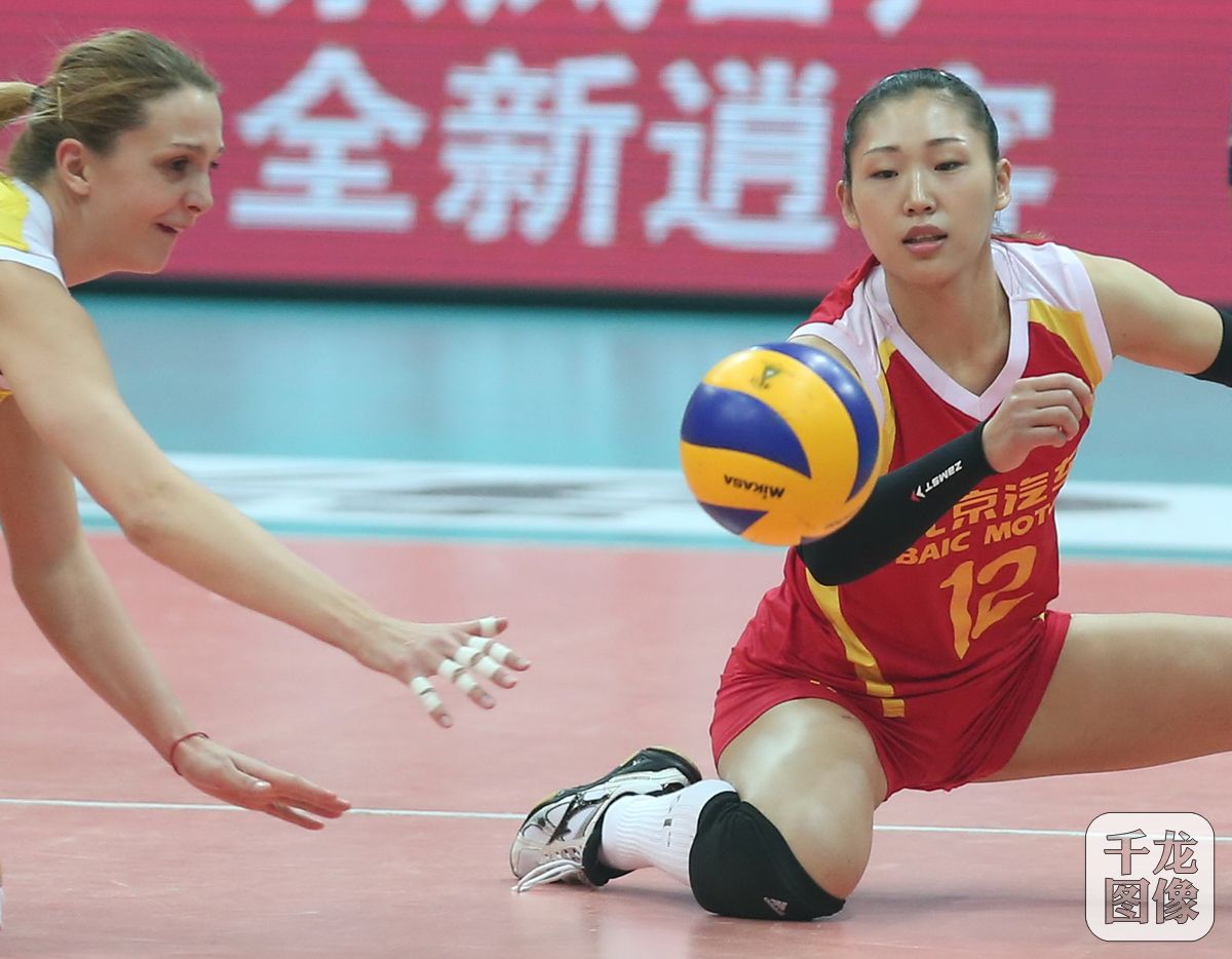 12月22日，北汽女排主场迎战天津女排，北汽女排在2:1领先的情况下被对手逆转2：3输掉比赛。图为比赛精彩瞬间。千龙网记者 戚连民摄