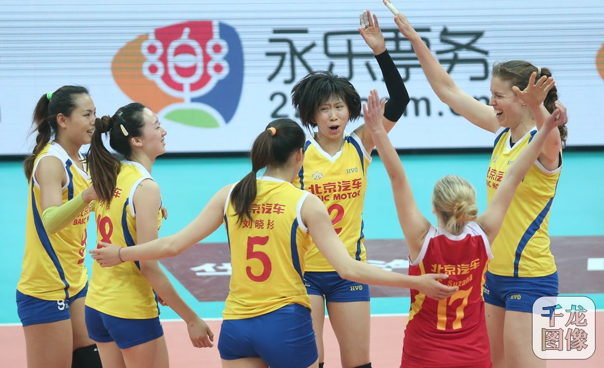 12月22日，北汽女排主场迎战天津女排，北汽女排在2:1领先的情况下被对手逆转2：3输掉比赛。图为比赛精彩瞬间。千龙网记者 戚连民摄